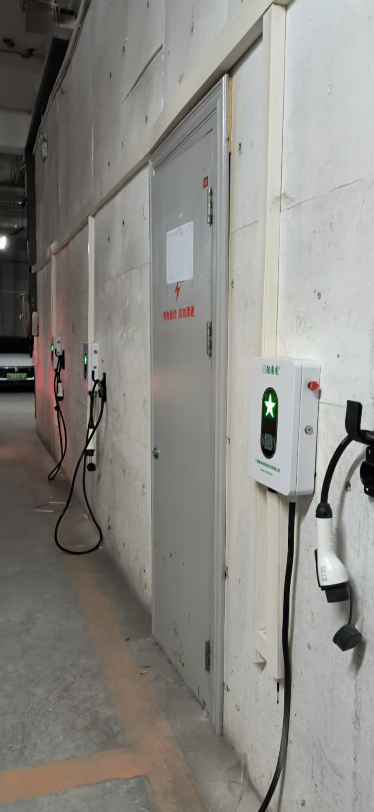 7KW充电桩五角星款款，某地下室安装实景图